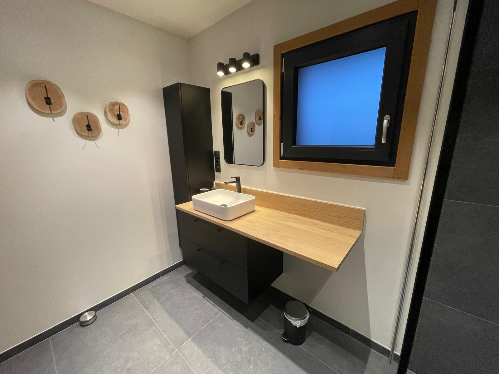 Douche et vasque de la salle d’eau du chalet